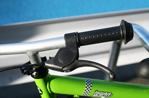 キックバイクでは必需品のブレーキも付いています。